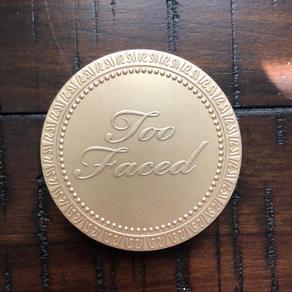 Too faced chocolate bronzer in medium/dark - Picture 2 of 4